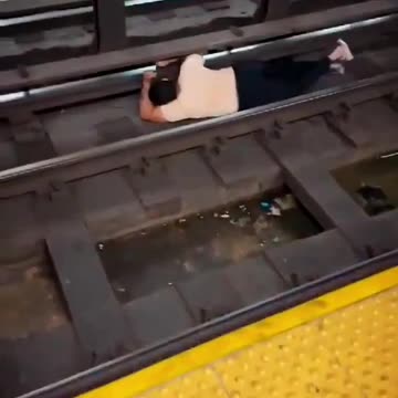 Man Screams in Agony After Getting Shocked on NYC Subway Tracks