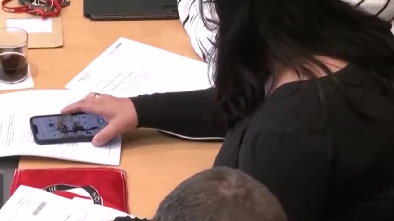 Skandal, Katharina König-Preuss ein Logo der ANTIFA im Thüringer Landtag zeigt