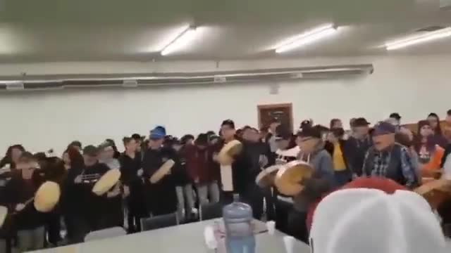 Rituale tenuto dagli indigeni canadesi a sostegno dei camionisti.