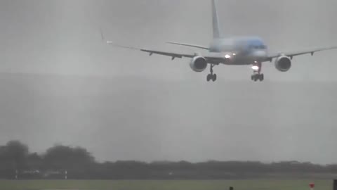 Pilot lands plane sideways in heavy crosswinds conditions