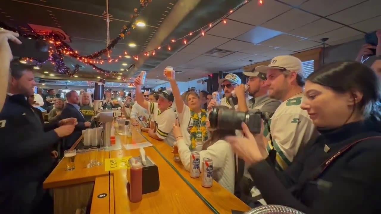 JD Vance 🍺 pours beers 🍻 for some Packers fans! 🏈💚💛