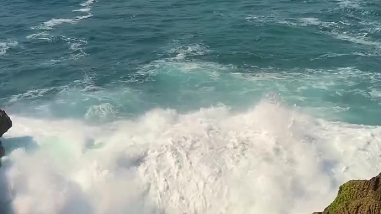 Indonesian tourists were carried away by big waves