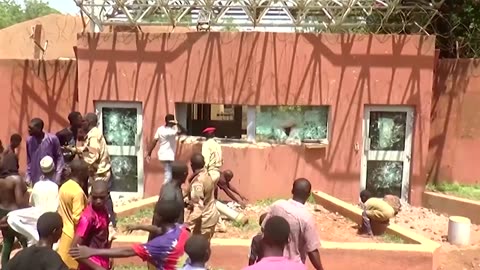 Planes carrying evacuees from Niger land in Europe