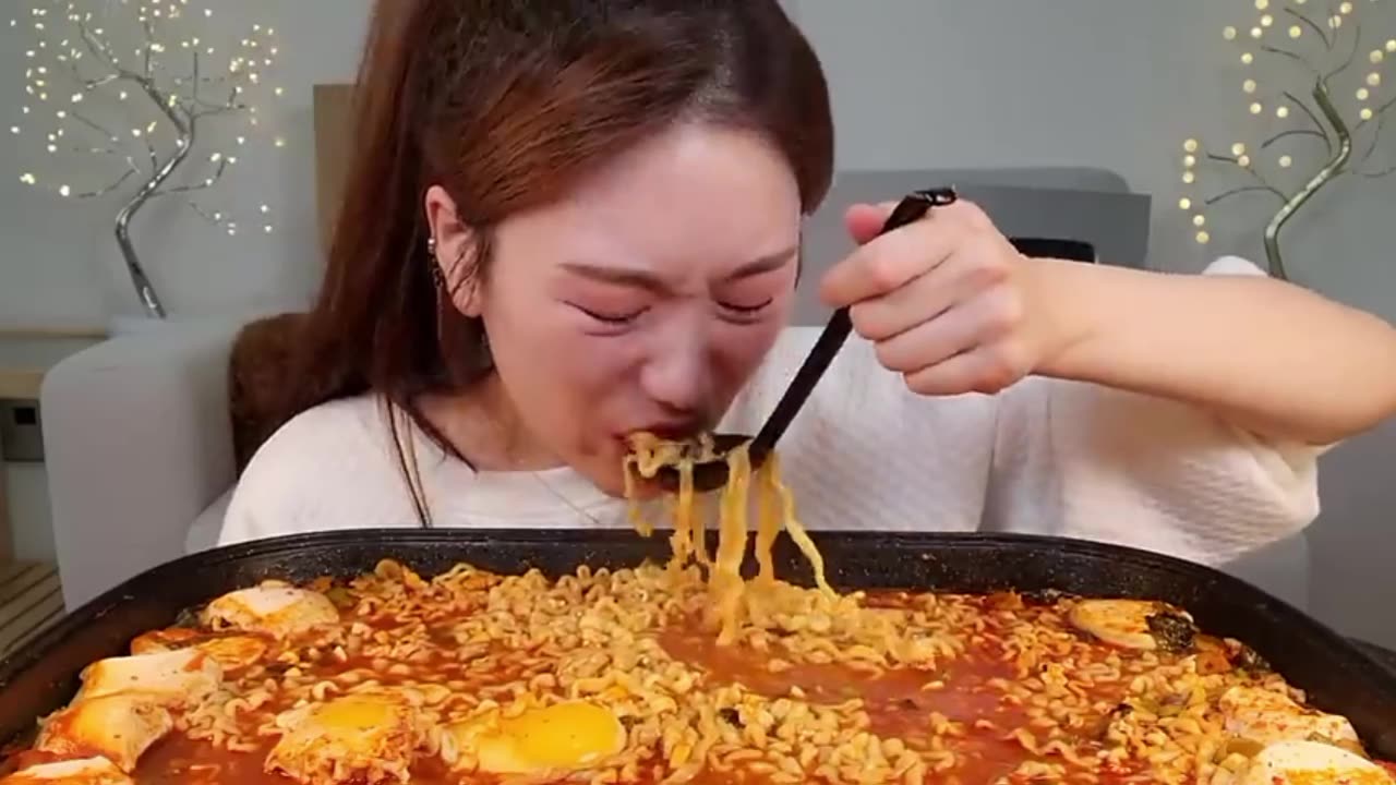 ASMR Mukbang 8 bungkus mie dan 8 butir telur