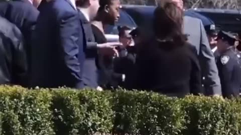 NY Gov. Kathy Hochul is asked to LEAVE wake for murdered NYPD officer Jonathan Diller