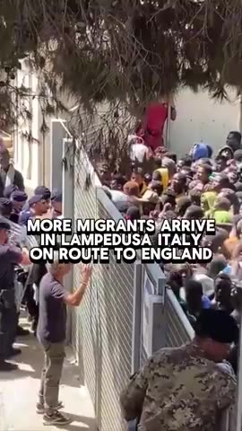 African invaders push through the Italian borders with their aim being welfare in the UK.mp4