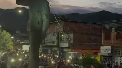 As estátuas do bruxo Chávez estão sendo derrubadas por toda parte.
