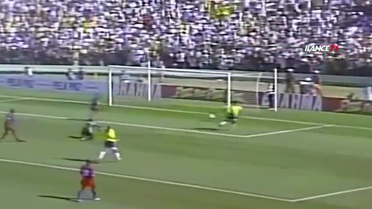 Goalkeepers DESTROYED By Ronaldinho