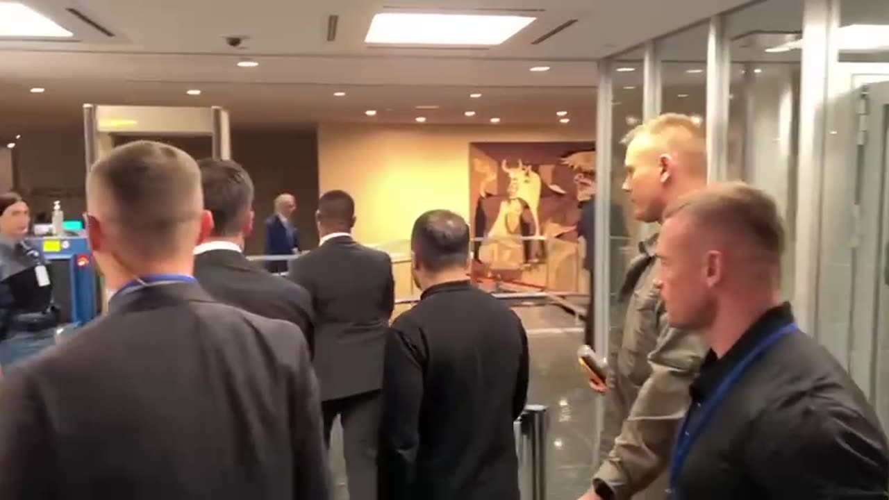 Russian journalist Bogdanov stops Zelensky in UN building in NY