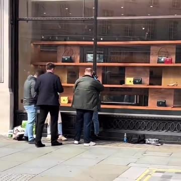 Undercover Police in central London stopping Romanian pickpocket gang with