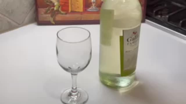 How to open a bottle of wine quickly