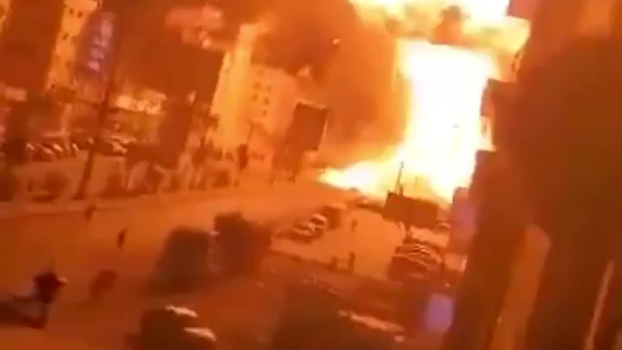 Explosion of gasoline storages in Aden, Yemen