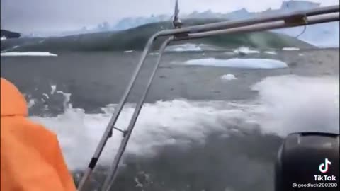 Terrifying wave created by ice falling into the ocean