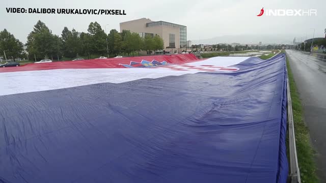 Ogromna hrvatska zastava kod NSB-a