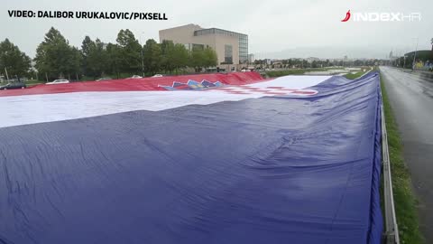 Ogromna hrvatska zastava kod NSB-a