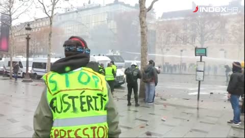 Policija rastjeruje prosvjednike vodenim topovima, oni se ne daju