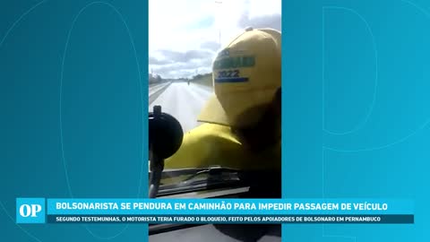 Bolsonarista se pendura em caminhão para impedir passagem de veículo