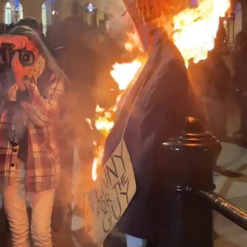 London: Protesters burn dummy of Boris Johnson at Million Mask March (Nov 5, 2021)