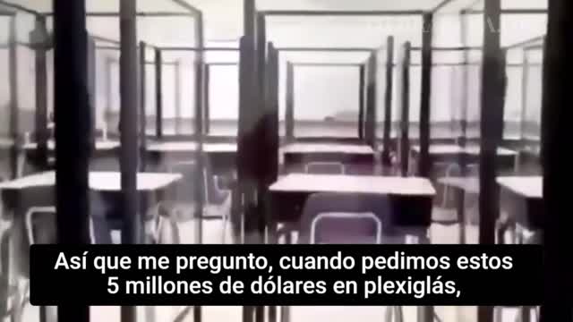 DESCONCERTANTE: Maestra muestra cómo los pupitres están armados con "escudos" de plexiglás
