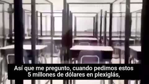 DESCONCERTANTE: Maestra muestra cómo los pupitres están armados con "escudos" de plexiglás
