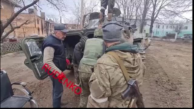 Forze russe evacuano i civili.