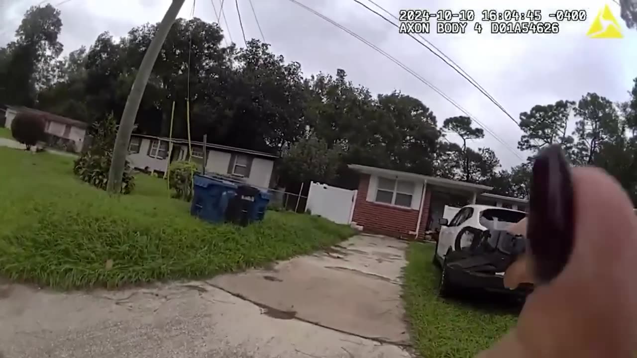 Known gang members flashing guns in front of store in Jacksonville leads to OIS