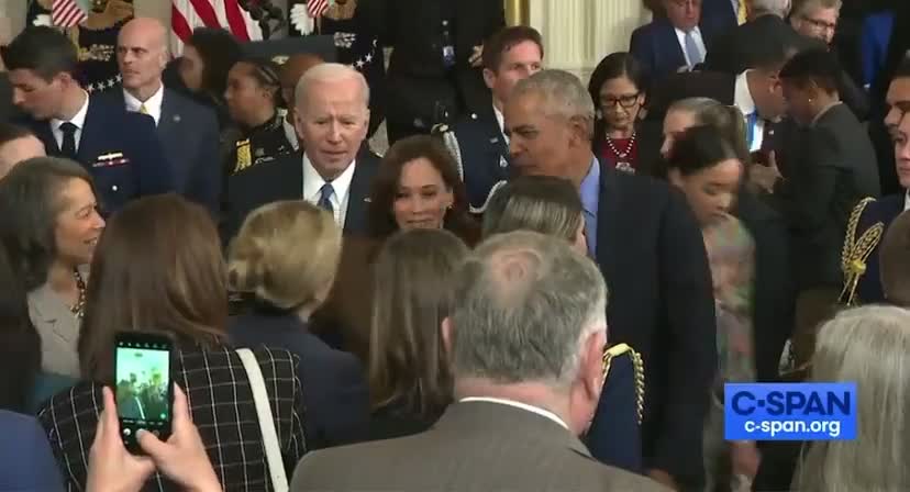 ΜΠΑΙΝΤΕΝ ΤΟΝ ΓΡΑΨΑΝ ΟΛΟΙ-ΔΕΙΤΕ ΠΩΣ ΚΟΙΤΑΕΙ.