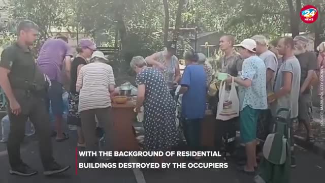 Queue in Mariupol for water and food