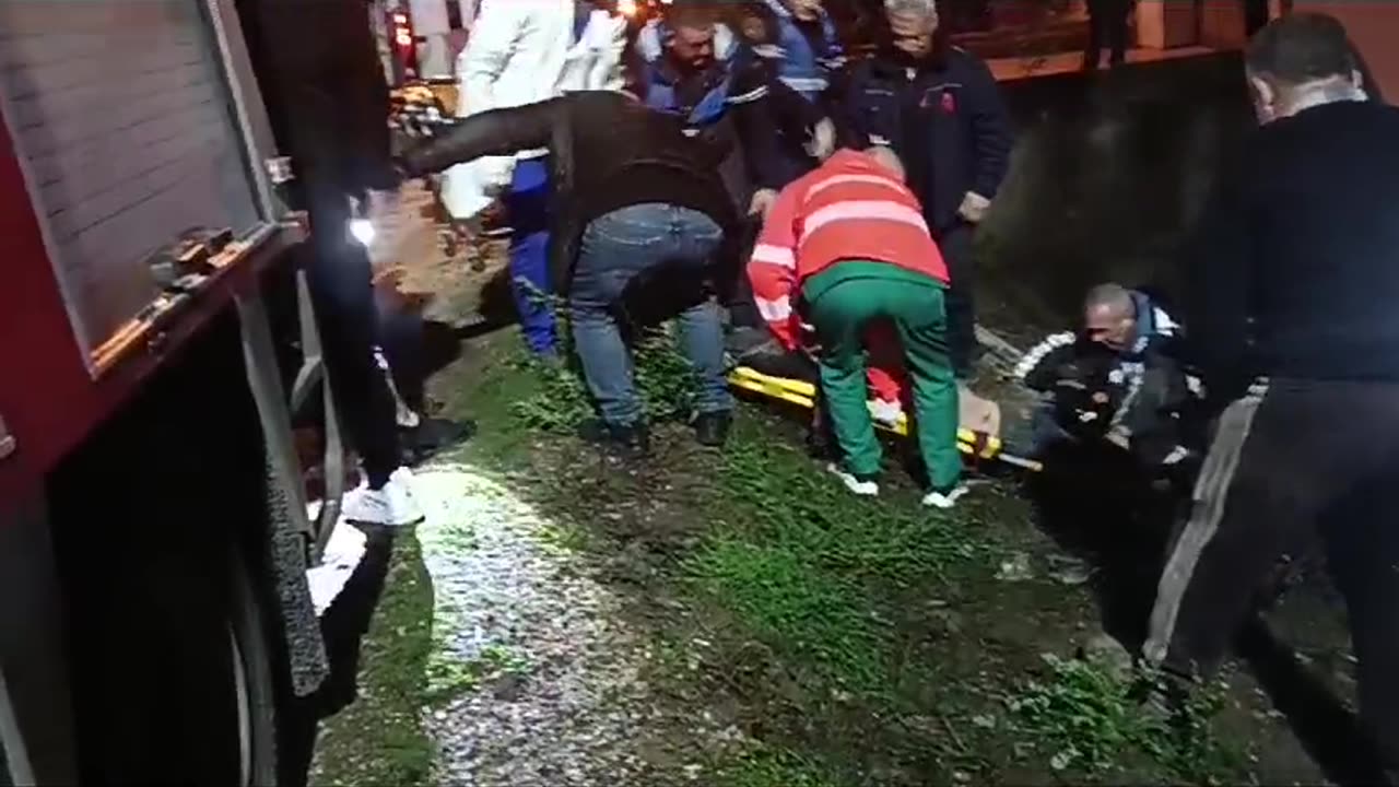 Ndodhej brenda makinës pasi përfundoi në kanal, nxirret shoferi