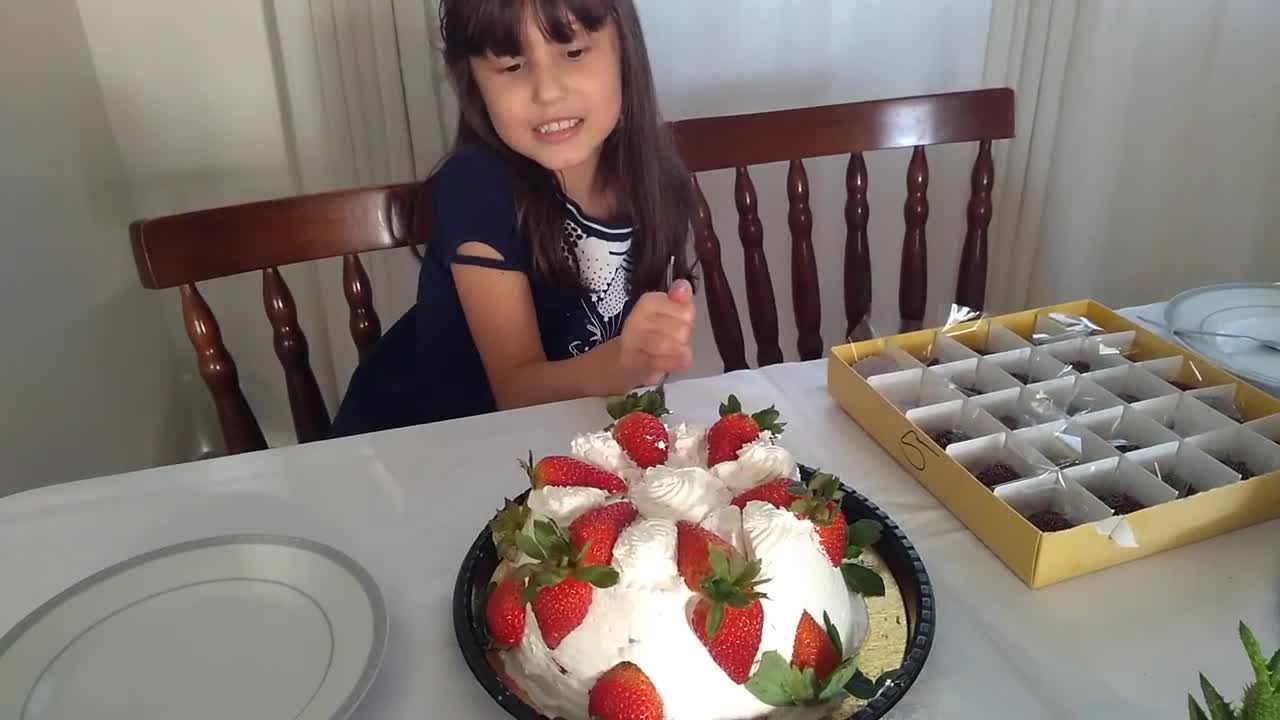 how to serve a strawberry cake? Como servir um bolo de morango ?