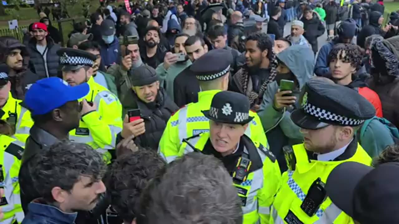 Muslims confront Jews at speakers' corner to tier policing #metpolice