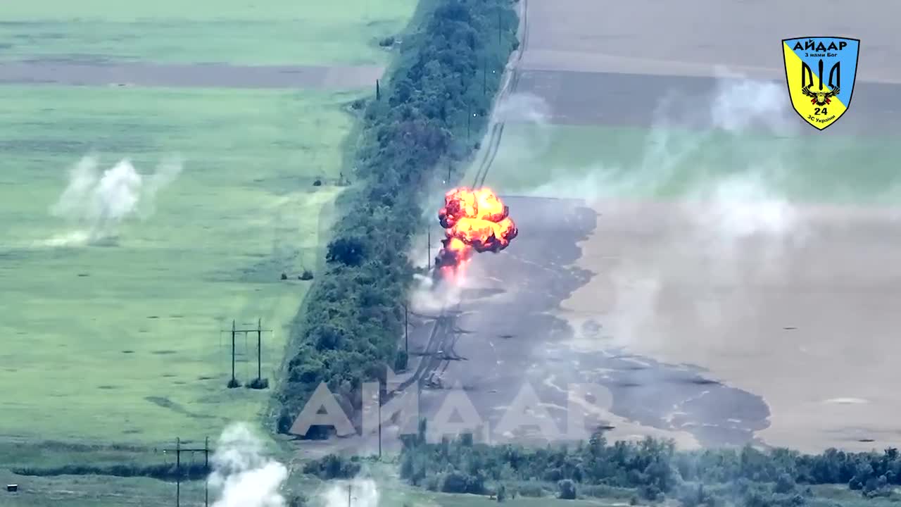 DESTRUCTION OF A RUSSIAN TANK WITH A DIRECT HIT FROM A D-30 UNDER A SUITABLE MOUZON