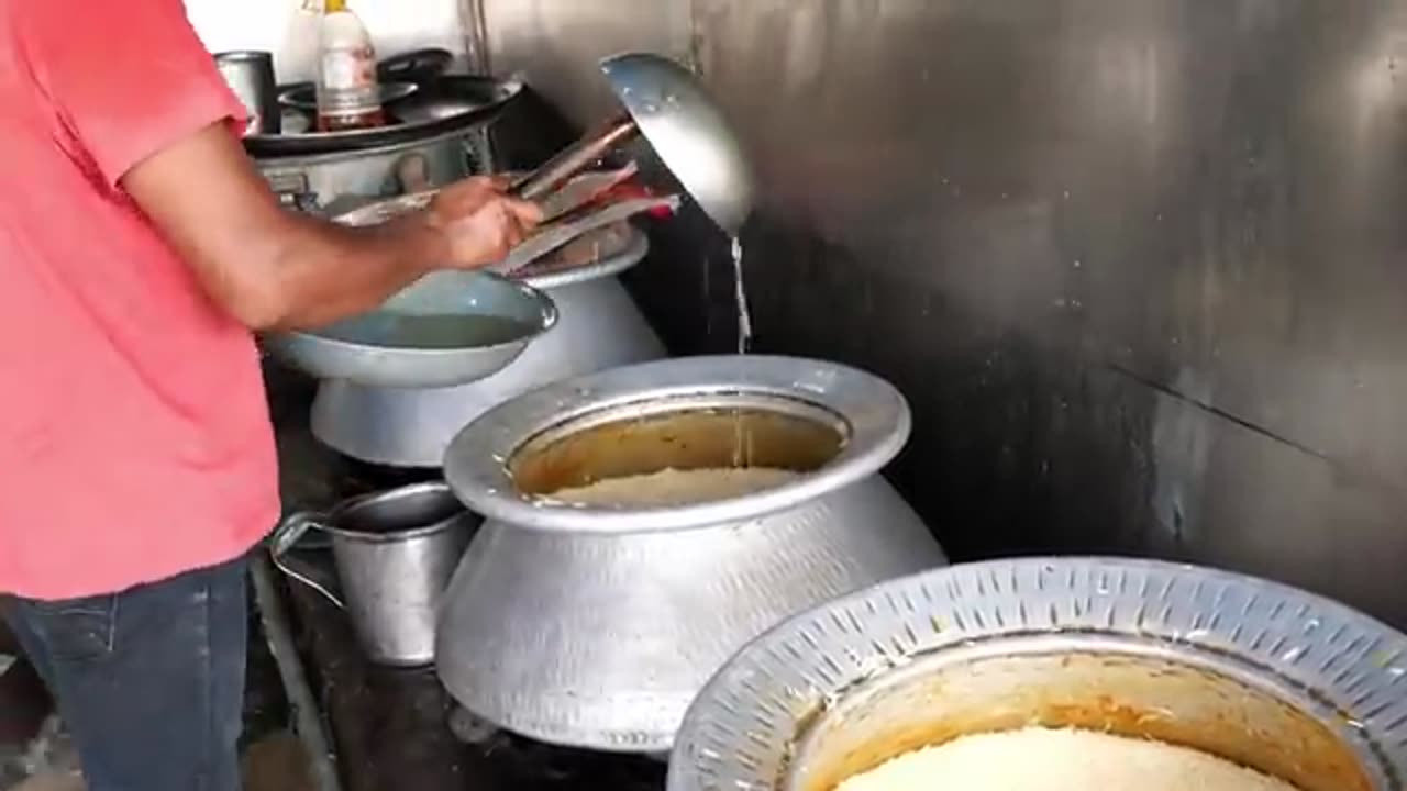 Pakistani Street Food - The BEST CHICKEN BIRYANI!