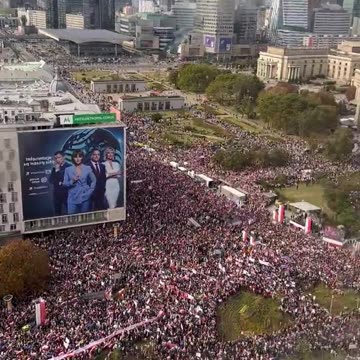 'Hundreds of thousands' gather at anti-government rally in Warsaw, Poland