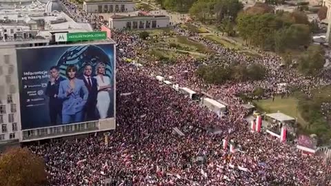 'Hundreds of thousands' gather at anti-government rally in Warsaw, Poland