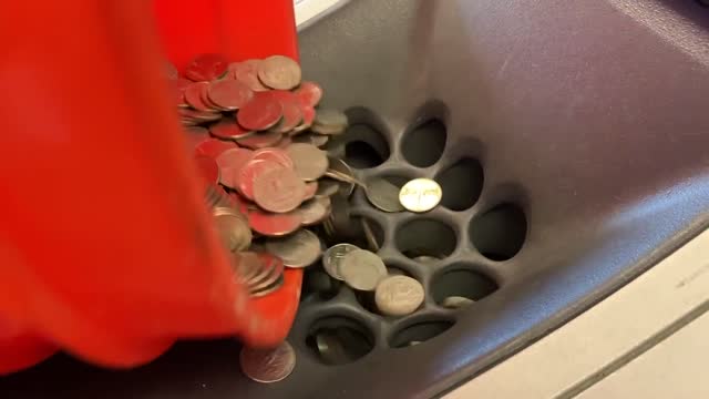 DEPOSITING THOUSANDS OF QUARTERS INTO CASH!!