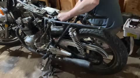 WORKING ON THE 1982 SUZUKI GRX400 IN THE MOTOGARAGE - RUMBLE VLOG 75