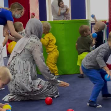 The Ball Pit Show for learning colors! Children and Toddlers