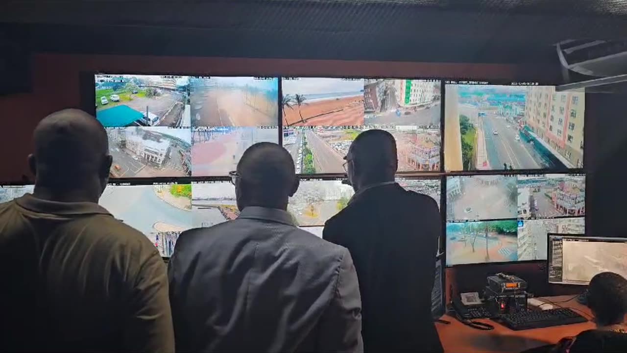 Durban mayor conducts oversight visit to CCTV camera control room