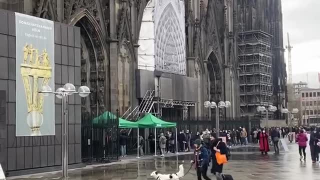 Christmas Eve at Cologne Cathedral - Vaccination is taking place and people are lining up