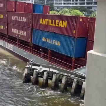 🚨 Antillean Line ship appears to hit barrier under Brickell Avenue Bridge in Miami, Florida