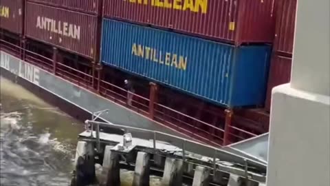 🚨 Antillean Line ship appears to hit barrier under Brickell Avenue Bridge in Miami, Florida