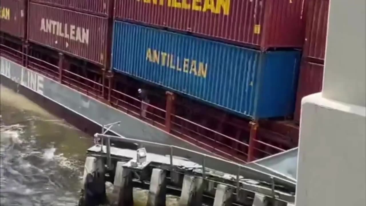 🚨 Antillean Line ship appears to hit barrier under Brickell Avenue Bridge in Miami, Florida