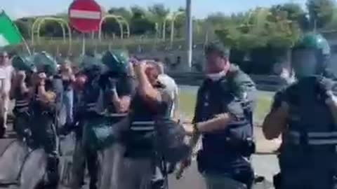 En Italia la policía se une a los manifestantes