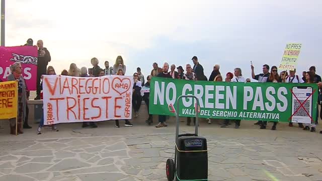 2021-10-30/03 - Corteo No Green Pass a Viareggio. Intervento di Rossella Mosti