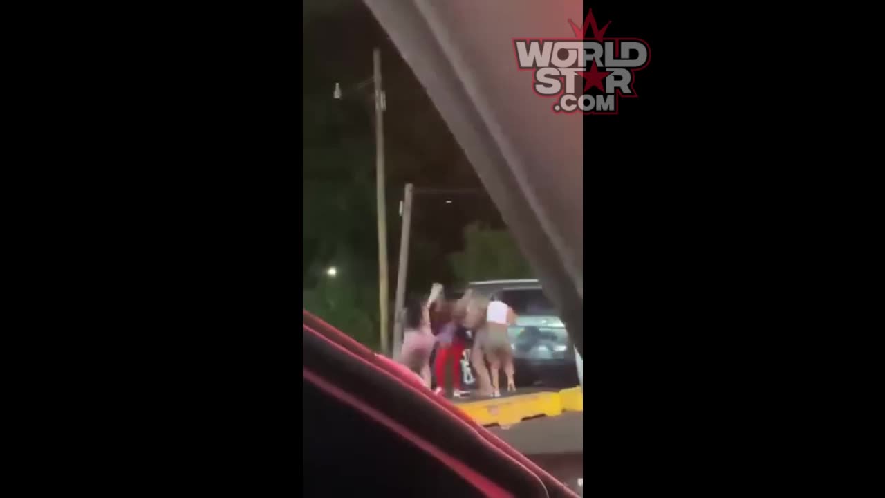 4 Females Vs 1 In New York Gang Of Females Whooped On Dude