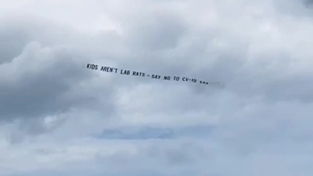 Pane flies over beach with a message🛩