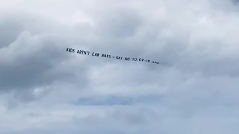 Pane flies over beach with a message🛩