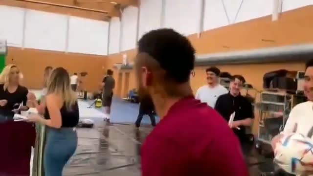 Neymar Jr hits a basket from far away and impresses everyone.😱⚽️