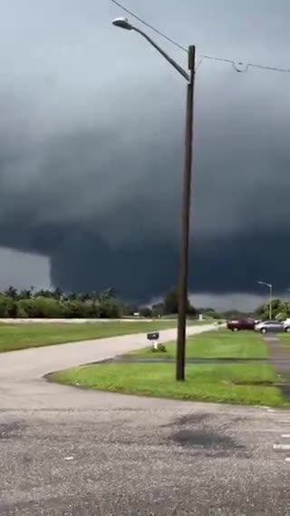 Αυτός είναι ένας από τους ανεμοστρόβιλους που κινούνται μέσω της Φλόριντα.